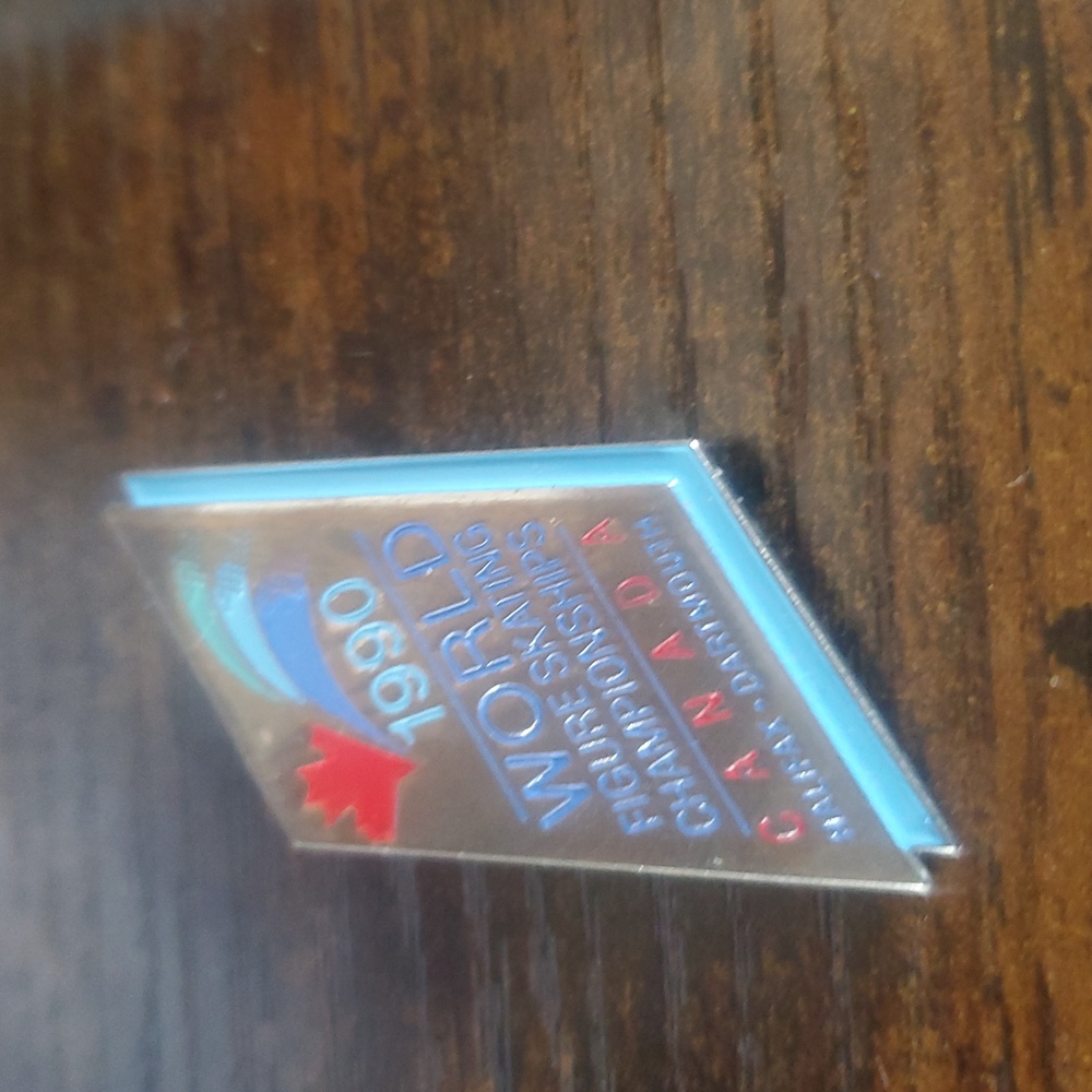 1990 WORLD Figurre Skating Pin.